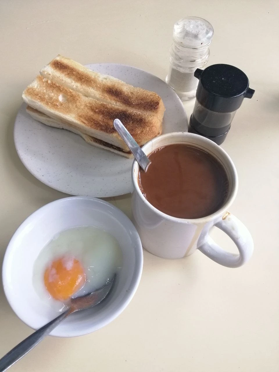 Reference photograph of Malaysian roti bakar, an egg and a drink; not The Toast or AnMour food / 马来西亚烤面包餐点参考照片，非本文店家出品